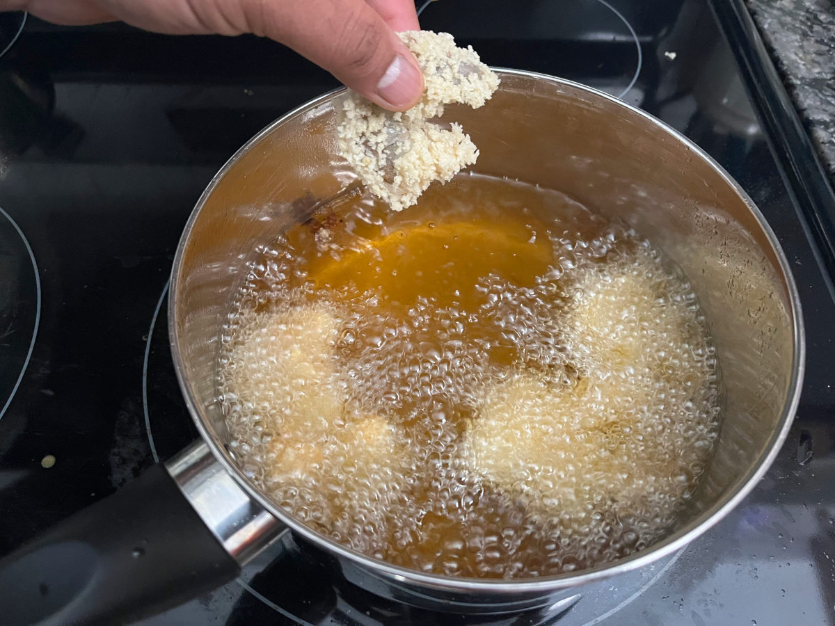 Deep frying some prawns in a pan